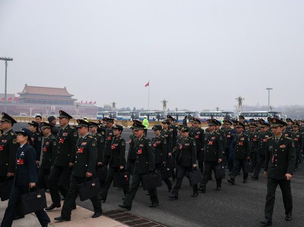 Militer Tiongkok Tiba di Aula Besar Rakyat Jelang Pembukaan CPPCC