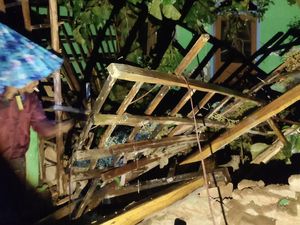 Musala di Nganjuk Ambruk Tertimpa Pohon Tumbang Akibat Hujan Angin