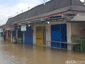 Pedagang Pasar Cawas Sambat Tak Bisa Jualan Imbas Banjir Padahal Mau Lebaran