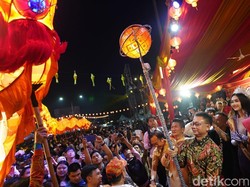 Parade Naga Bersinar di Pontianak Rajut Harmoni Antaretnis