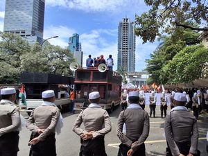 Polda Metro Kerahkan Polisi Berpeci-Tim Shalawat Kawal Demo Selama Ramadan