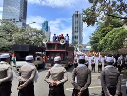 Polda Metro Kerahkan Polisi Berpeci-Tim Shalawat Kawal Demo Selama Ramadan