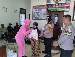 Bulan Ramadan, Polisi Bagikan Sembako ke Lansia di Puncak Bogor
