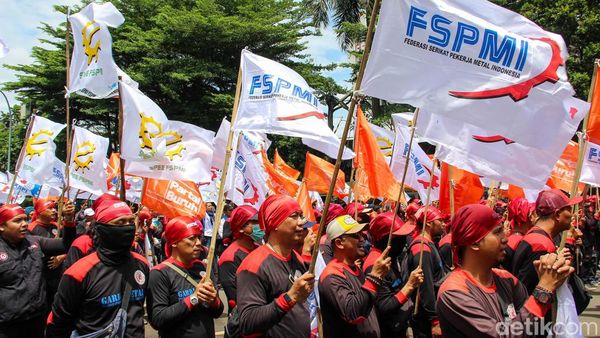 Ribuan Buruh Geruduk Kemenaker, Tolak Impor Mobil hingga Tuntut THR Tanpa Pajak