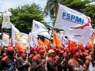Ribuan Buruh Geruduk Kemenaker, Tolak Impor Mobil hingga Tuntut THR Tanpa Pajak