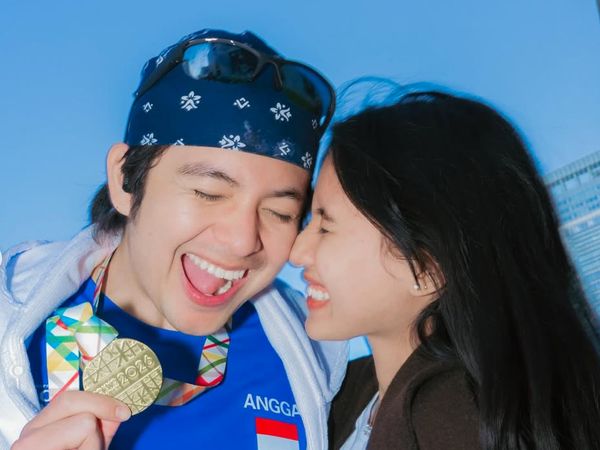 Gaya Bucin Bumil Shenina Cinnamon Dukung Angga Yunanda di Tokyo Marathon