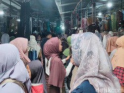 Berburu Baju Lebaran, Pasar Sandang Jatibarang Mulai Diserbu