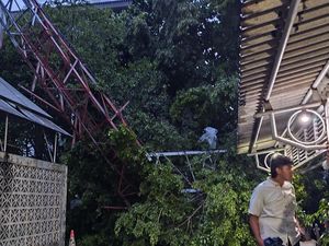 Gedung Gradika Pemprov Jateng Tertimpa Tower Saat Hujan Disertai Angin