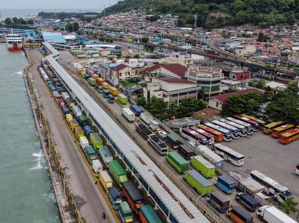Truk Mengular, Akses ke Pelabuhan Merak Macet