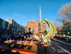 Pengalaman Buka Puasa Multietnis di Pelataran Masjid Belanda