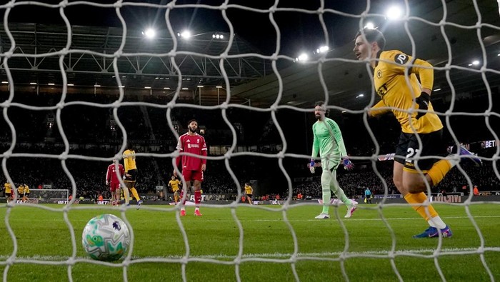 Momen gawang Liverpool dibobol Wolves di pertandingan Liga Inggris di Molineux Stadium, Rabu (4/3/2026) dini hari WIB.