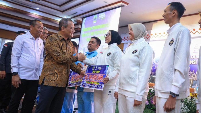 Gubernur Jawa Tengah Hadiahkan Rp4,9 Miliar Tali Asih bagi Atlet dan Pelatih Berprestasi