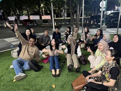 Gaul! Anang Hermansyah Kongkow Bareng Teman Kampus Bagi-bagi Lumiere