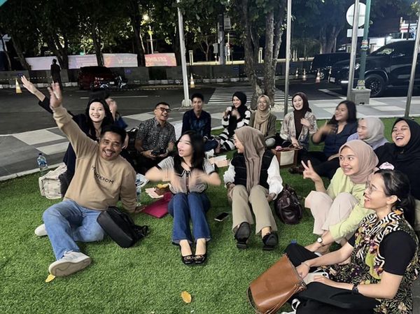 Gaul! Anang Hermansyah Kongkow Bareng Teman Kampus Bagi-bagi Lumiere