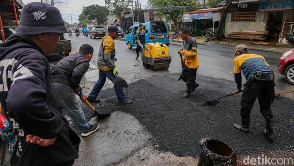 Bikin Pemotor Jatuh, Jalan Rusak di Bojongsari Depok Diperbaiki