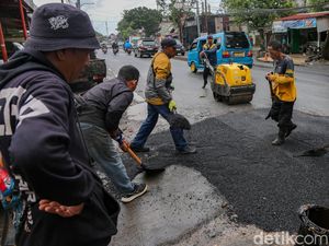Bikin Pemotor Jatuh, Jalan Rusak di Bojongsari Depok Diperbaiki