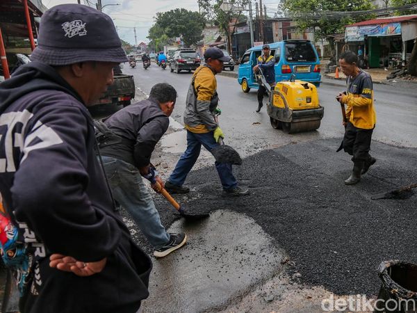 Bikin Pemotor Jatuh, Jalan Rusak di Bojongsari Depok Diperbaiki