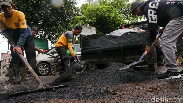 Depok Perbaiki Jalan Bojongsari Setelah Pemotor Jatuh