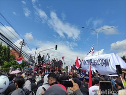 Kawal Sidang Vonis Botok Cs, Massa Usung Keranda di Depan PN Pati