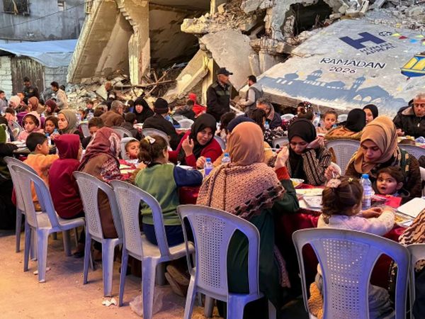 Potret Buka Puasa Warga Gaza di Tengah Reruntuhan, Tetap Khidmat!