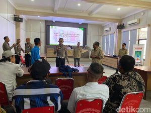 Cegah Laka, Relawan Penjaga Perlintasan KA di Lamongan Dapat Pelatihan