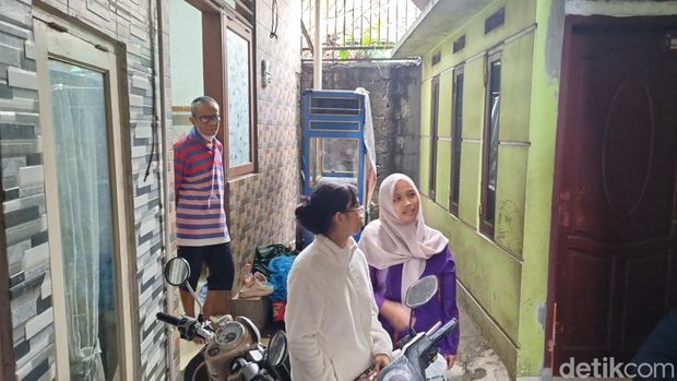 Dinda dan ibunya jadi warga pertama yang menemukan bayi dalam gerobak nasi uduk di Jaksel (Taufiq/detikcom)