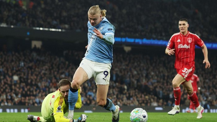 Soccer Football - Premier League - Manchester City v Nottingham Forest - Etihad Stadium, Manchester, Britain - March 4, 2026 Manchester Citys Erling Haaland in action with Nottingham Forests Matz Sels REUTERS/Phil Noble EDITORIAL USE ONLY. NO USE W