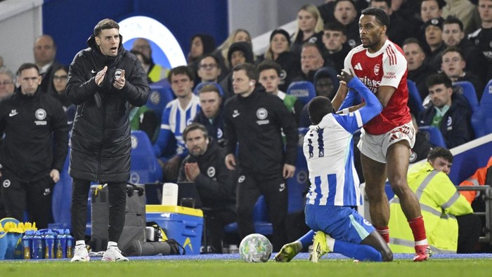 Manajer Brighton Fabian Hurzeler mengkritik gaya main Arsenal.