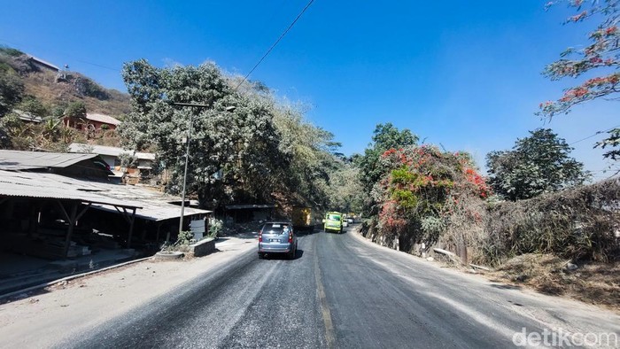 Jalan Raya Padalarang-Cianjur yang akan dilintasi pemudik berlubang dan minim PJU