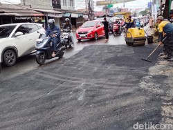 Dinas PUPR Perbaiki Jalan Rusak di Bojongsari yang Bikin Pemotor Jatuh
