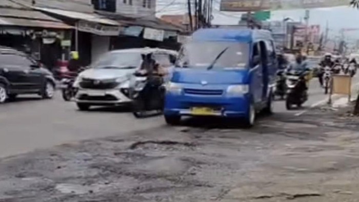 Jalan Rusak di Bojongsari Menyebabkan Banyak Pemotor Terjatuh
