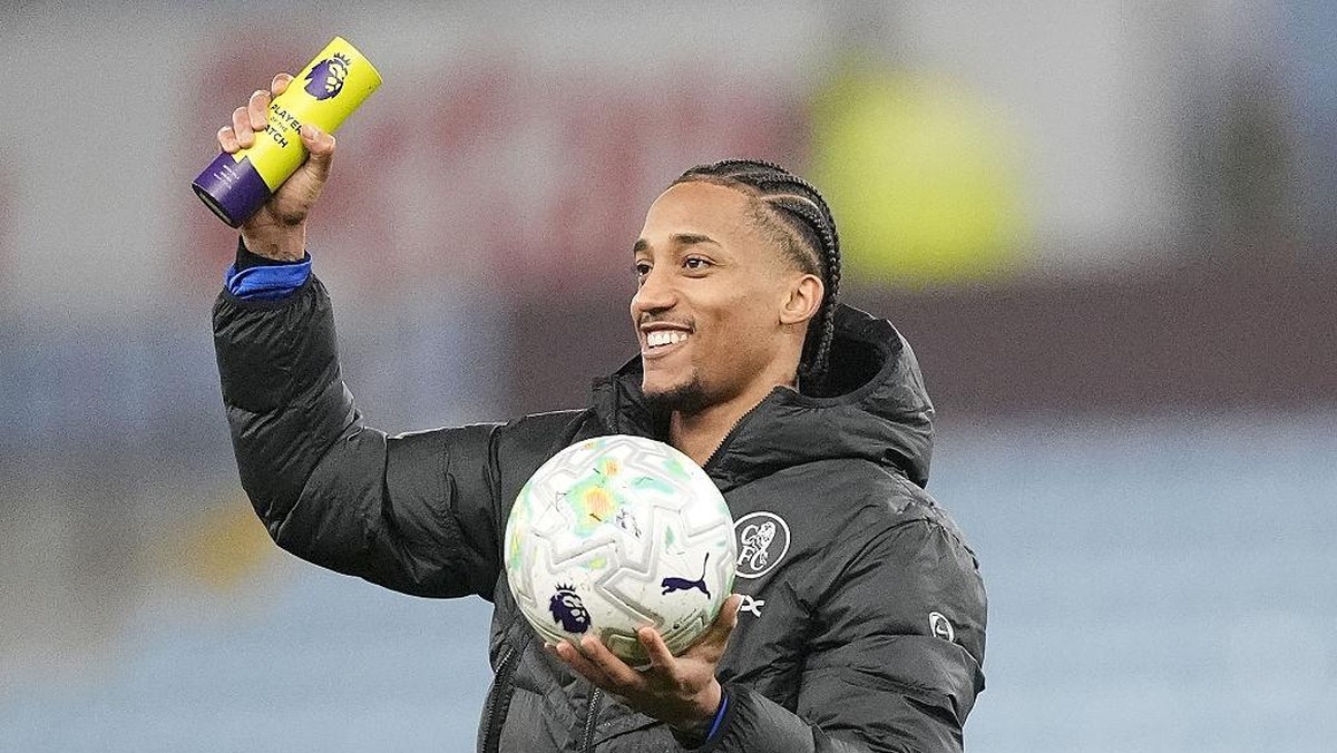 Joao Pedro mendapat trofi man of the match serta bola pertandingan usai mencetak hat-trick ke gawang Aston Villa. Foto: PA Images via Getty Images/Nick Potts - PA Images