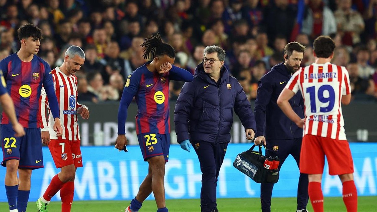Jules Kounde cedera hamstring saat Barcelona tersingkir dari Copa del Rey 2025/2026. (REUTERS/Albert Gea)