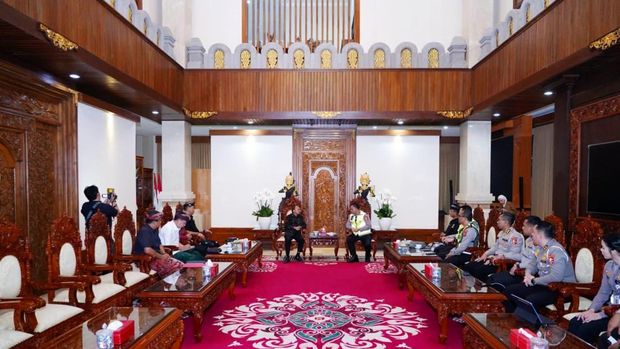 Kakorlantas Polri Irjen Agus Suryonugroho audiensi dengan Gubernur Bali I Wayan Koster di Kantor Gubernur, Kamis (5/3/2026).