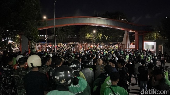 Demo Mahasiswa UNM Makassar Ricuh, Ojol Jebol Kampus