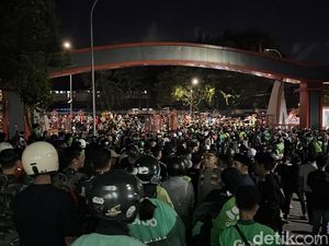 Demo Mahasiswa UNM Makassar Ricuh, Ojol Jebol Kampus-Jalan Diblokade