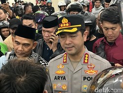 Massa Serang UNM Bubar Usai Kapolrestabes Janji Tangkap Pelaku Rusak Motor Ojol