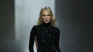 Foto: Kate Moss Kembali ke Catwalk Gucci, Seksi Pakai Gaun G-String