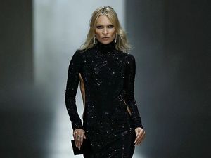 Foto: Kate Moss Kembali ke Catwalk Gucci, Seksi Pakai Gaun G-String