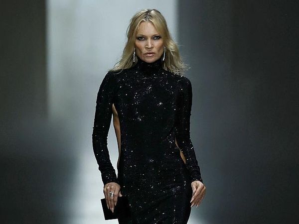 Foto: Kate Moss Kembali ke Catwalk Gucci, Seksi Pakai Gaun G-String