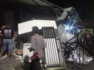 Diduga Sopir Mabuk, Pikap Seruduk Rumah Warga di Nganjuk