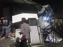 Diduga Sopir Mabuk, Pikap Seruduk Rumah Warga di Nganjuk