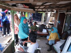 Tim PKK Palembang Bagikan Puluhan Paket Sembako ke Warga TPA Sukawinatan