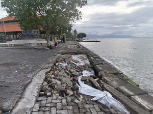 Digerus Ombak, Pedestrian Pantai Happy Buleleng Rusak Parah