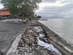 Digerus Ombak, Pedestrian Pantai Happy Buleleng Rusak Parah