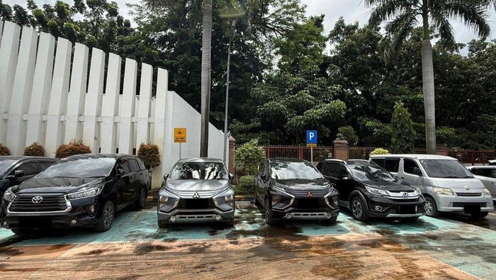 KPK Sita Lima Mobil di Kantor Bea Cukai Jakarta