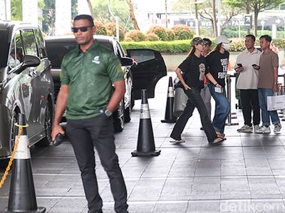 Lisa BLACKPINK Tertangkap Kamera Pakai Lexus LM500h Saat di Jakarta