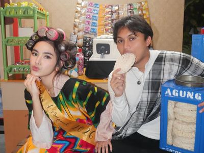 Dapat Kejutan Ultah, Gaya Mahalini Berdaster-Pakai Roll Rambut Curi Atensi