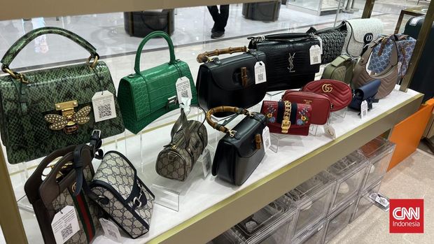 Metro Department Store berkolaborasi dengan brand barang mewah preloved First Luxury menghadirkan outlet baru di Metro Gandaria City Mall, Jakarta, Rabu (4/3). Kehadiran gerai ini membawa konsep ekonomi sirkular (circular economy) dalam industri ritel fesyen, khususnya untuk produk-produk luxury preloved.Peresmian outlet tersebut dihadiri oleh Presiden Komisaris Metro Department Store sekaligus Founder CT ARSA Foundation Anita Tanjung, Putri Tanjung, serta jajaran manajemen Metro Department Store dan First Luxury, termasuk Komisaris dan CEO First Luxury Susan Yin.