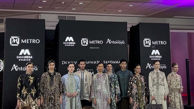 Metro Department Store menghadirkan peragaan busana bertajuk Festive Raya di Metro Plaza Senayan, Jakarta, Kamis (5/3).
